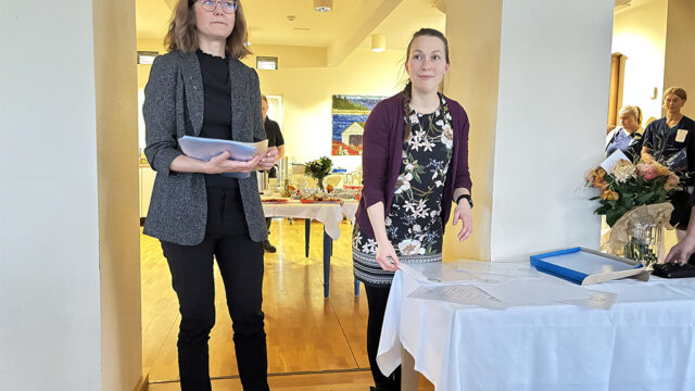 Stjärninstruktörerna Erika Boman och Linda Heinola delar ut diplom.