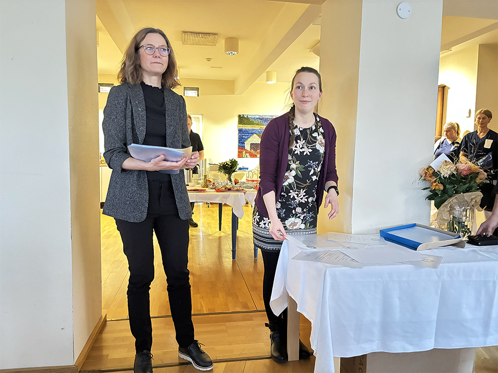 Stjärninstruktörerna Erika Boman och Linda Heinola delar ut diplom.