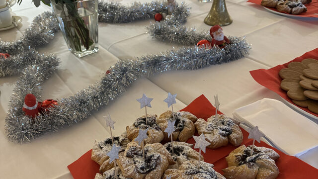 Stjärnmärkningen firades med fika, glögg, pepparkakor och klassiska julstjärnor – även de märkta med stjärnor dagen till ära.