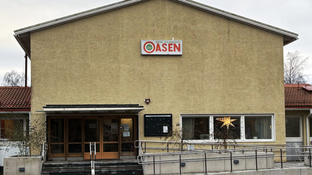 Oasen ligger i Jomala kommun, strax norr om Mariehamn, på fasta Åland.