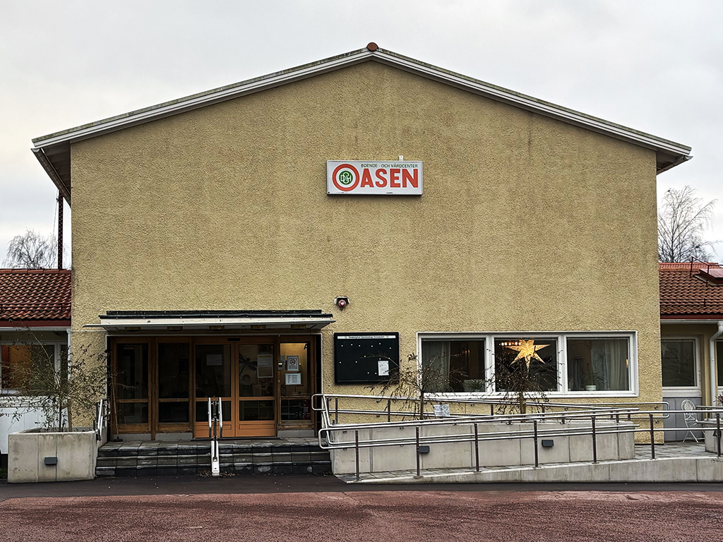 Oasen ligger i Jomala kommun, strax norr om Mariehamn, på fasta Åland.