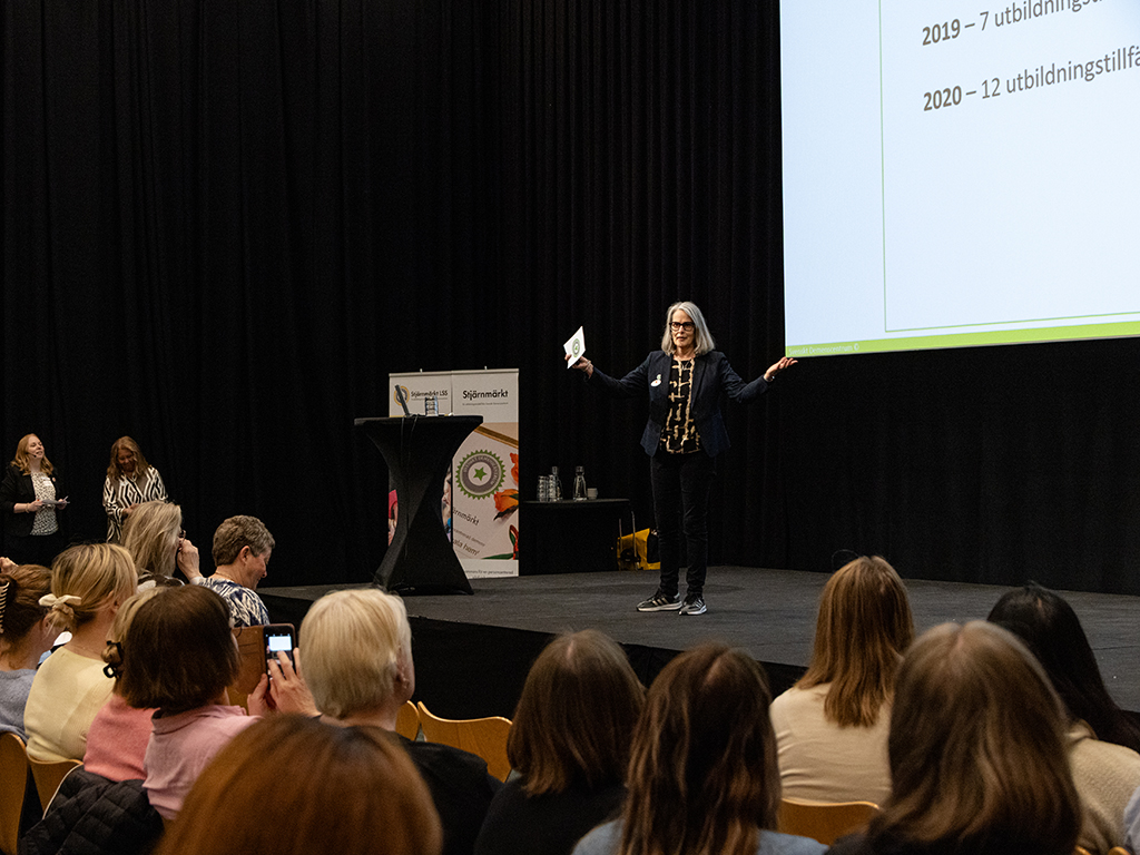 ”I år fyller faktiskt Stjärnmärkt tio år”, berättade Laila Becker, utvecklingsansvarig för Stjärnmärkt. Det som började med ett pilotprojekt år 2016 har idag lett fram till att det finns 2 240 Stjärninstruktörer och 522 Stjärnmärkta enheter, varav en på Åland. Under 2024 fick Stjärnmärkt ett syskon, Stjärnmärkt LSS som är särskilt inriktad på åldrande och demens vid intellektuell funktionsnedsättning. Här finns i dag 301 instruktörer och 37 Stjärnmärkta LSS-enheter.