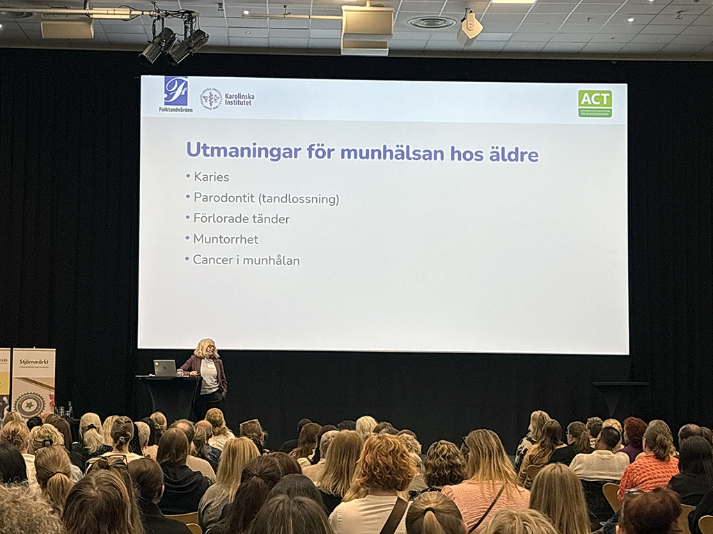 Övertandläkare Pia Skott talade om munhälsans betydelse vid kognitiv sjukdom: ”Kognitiv svikt leder ofta till försämrad munhälsa. Man kanske slarvar med daglig munvård. Man kanske väljer enklare mat, som kaffe och sockerkaka … En ’oborstad’ mun hör liksom inte av sig, den kan man hoppa över om det känns svårt.” Pia Skott tog även upp att munhälsan är en friskfaktor som går att påverka hos personer med kognitiv sjukdom, och som även kan kopplas till ett par av FINGER-modellens fingrar. Med god munhälsa blir det till exempel lättare att äta bra mat. Och dåliga tänder kan göra att man drar sig undan sociala aktiviteter, dels för att det finns ett socialt stigma kring dåliga tänder, dels för att det kan bli svårare att tala.