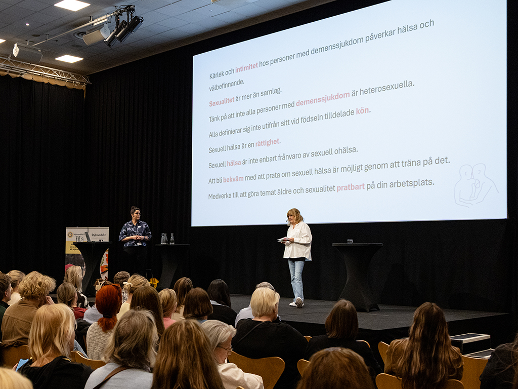 Sexuell hälsa och demenssjukdom var ämnet nära Sara Johnson Hjulström, koordinator på Svenskt Demenscentrum, och Lotta Roupe, Silviasyster, intog scenen. För en del av oss kan det kännas obekvämt att prata om sexualitet, därför är det bra att ta tag i ämnet så att det blir pratbart i personalgruppen innan en knepig situation uppstår. ”Vi måste träna på att prata om de här frågorna i våra arbetslag, men också med personerna vi arbetar med. Kanske kan vi berätta vid ankomstsamtalet att vi även ställer frågor om sexuell hälsa till alla. Då blir det kanske lättare”, sa Sara Johnson Hjulström.