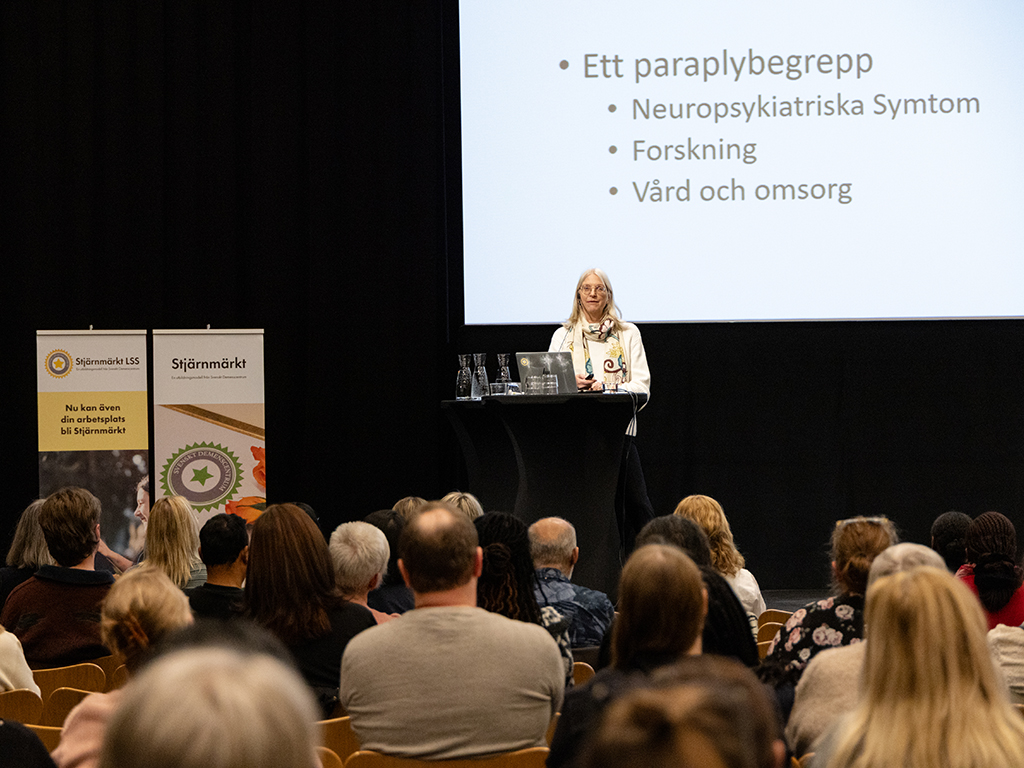Överläkare Sibylle Mayer Standar talade om beteendemässiga och psykiska symptom vid demenssjukdom (BPSD), och om hur ett personcentrerat arbetssätt kan minska användningen av psykofarmaka vid BPSD. Hon tog även upp vikten av en bra balans mellan bemötande och läkemedelsbehandling. ”Här behöver vi ha respekt för varandras kunskaper. Läkare för personalens strategier, sätt att bemöta personerna och kunskap om personerna, och personalen behöver ha kunskap om de vanligaste läkemedlen och hur de påverkar.”