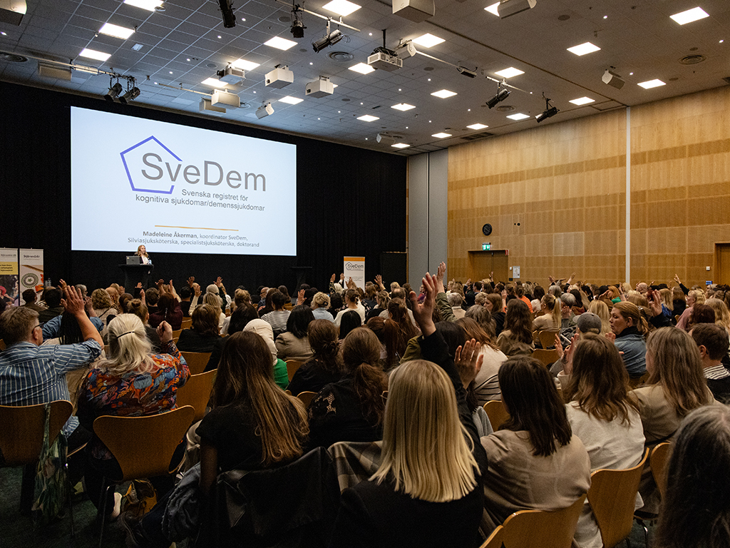 ”Räck upp handen alla som registrerar i SveDem!” bad Madeleine Åkerman, koordinator på SveDem. Sedan talade hon om nyttan med att vara ansluten till registret, något som också är ett kriterium för särskilda boenden som vill bli Stjärnmärkta. Bland annat kan registreringen vara ett bra verktyg för uppföljning och utveckling. ”Allt man registrerar in får man resultatrapport på. Det är ju huvudsyftet med att registrera, så vi har verkligen tänkt till kring våra resultatrapporter för att de ska kännas användbara för er.”