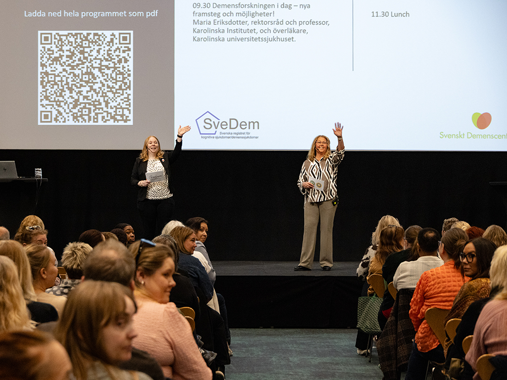 Moderatorerna Madeleine Åkerman, SveDem, och Ann-Christin Kärrman, Svenskt Demenscentrum, höll koll på program, talare och tider under dagen.
