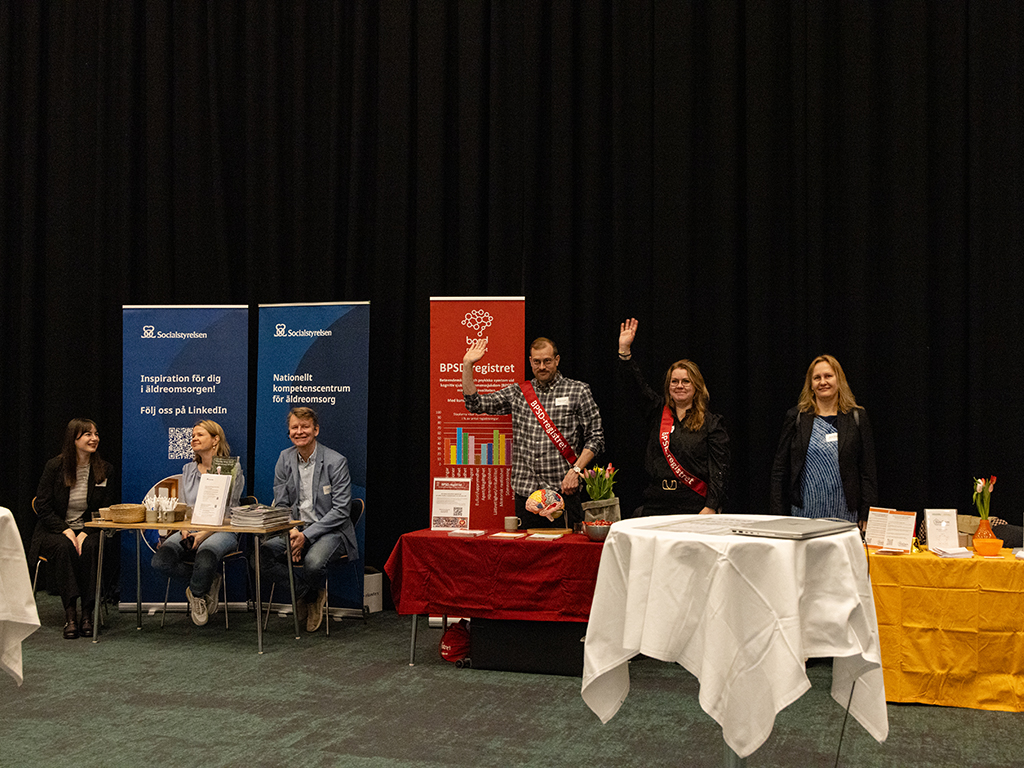 Dagens utställare Socialstyrelsen, BPSD-registret, SveDem och Svenskt Demenscentrum, kunde lyssna till föreläsarna i lugn och ro …